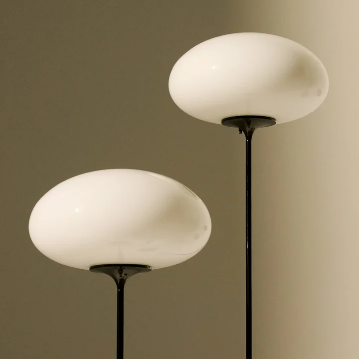 Gubi - Stemlite Lampadaire, chrome noir / opale