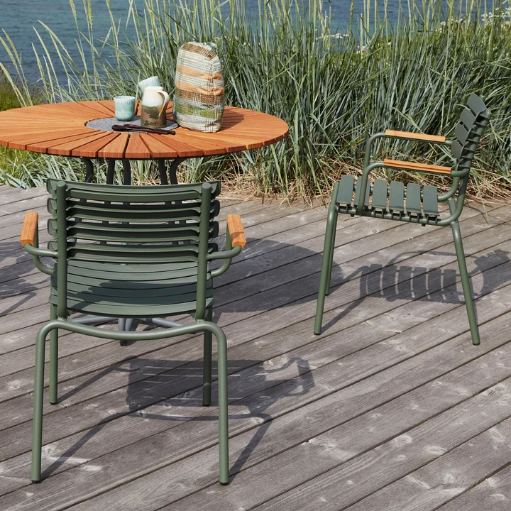 HOUE - ReCLIPS Outdoor Dining chaise à accoudoirs, vert olive / bambou