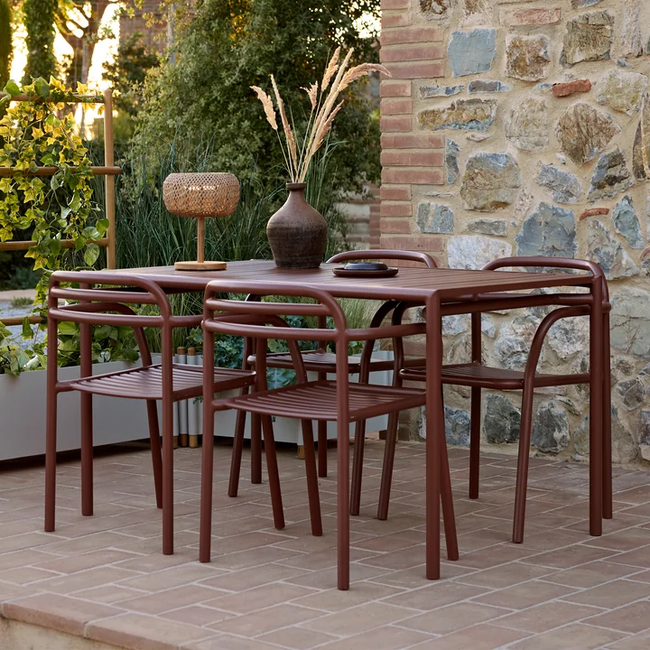 Cane-line - Bliss Table de salle à manger et chaises avec accoudoirs, rouge désert