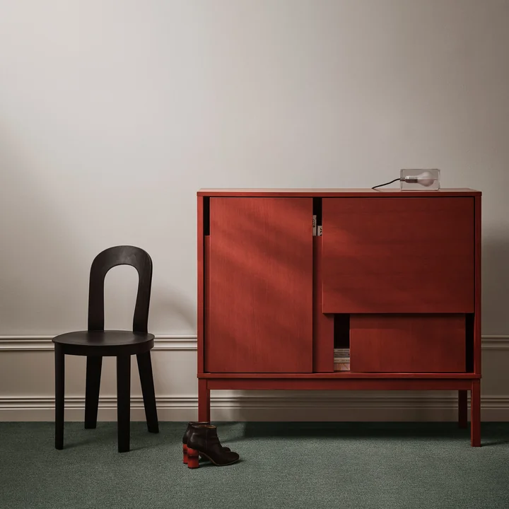 Design House Stockholm - Layer Sideboard avec pieds, rouge