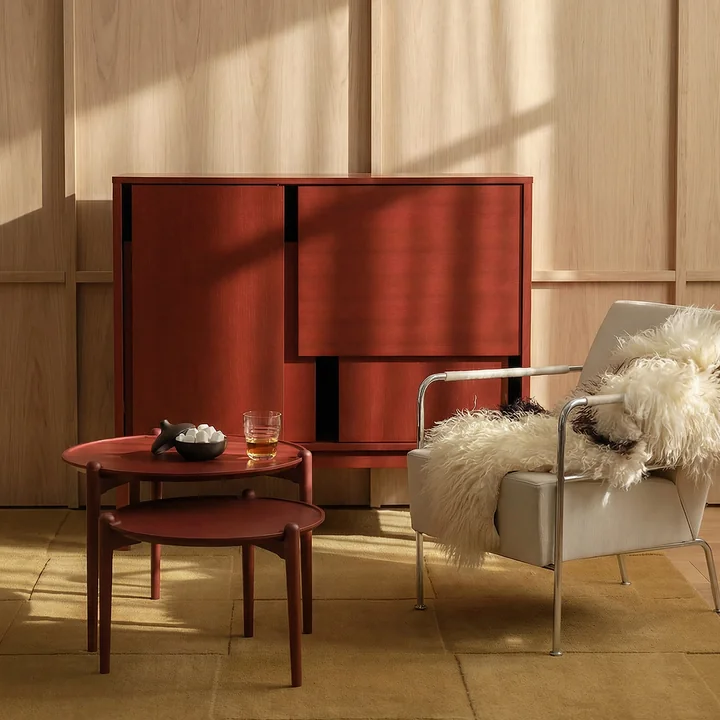 Design House Stockholm - Layer Sideboard avec pieds, rouge