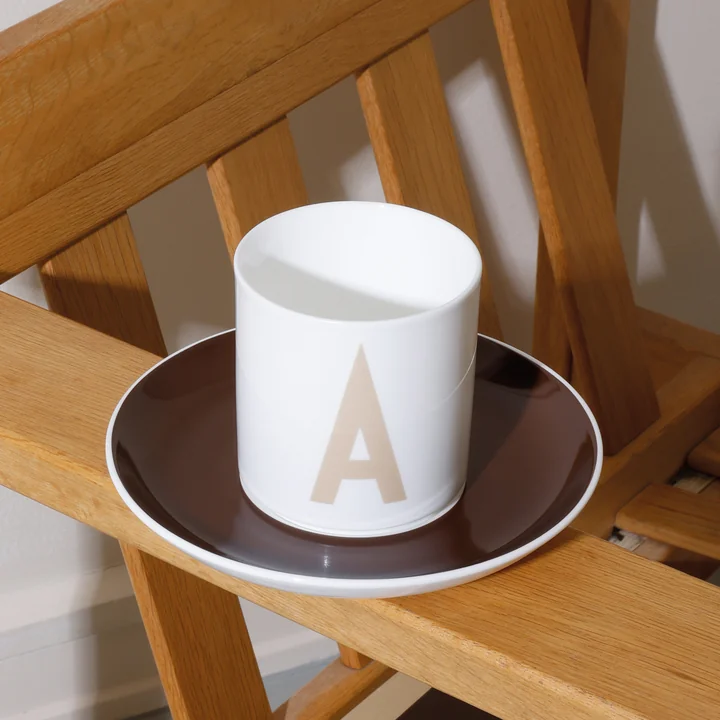 Design Letters - Tasse en porcelaine AJ A, beige / blanche