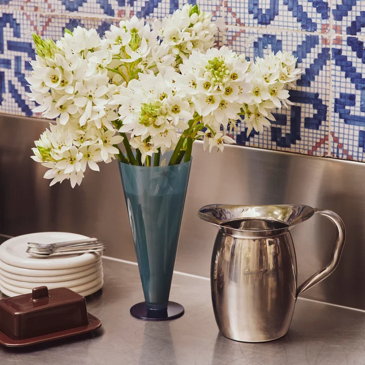 HAY - Vase Conical et carafe en acier indienne