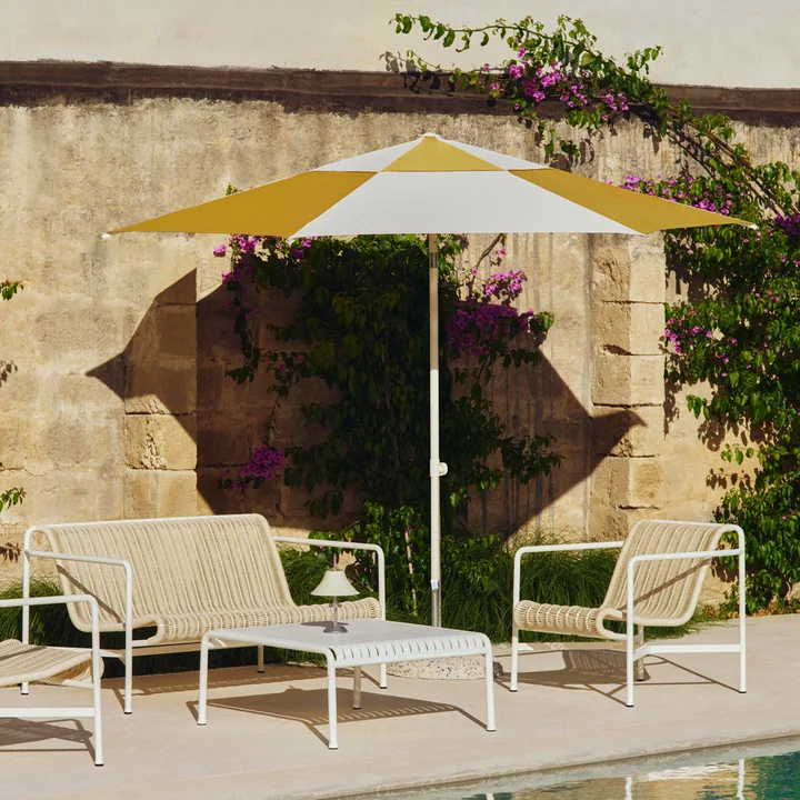 HAY - Parasol « Terrazza », hexagonal, Ø 300 cm, blanc cassé / ocre, et table d'appoint « Palissade »