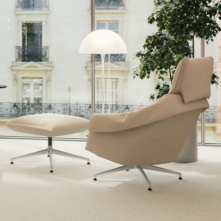 Vitra - Bascule Highback & Ottoman, piètement à 4 branches en aluminium couleur craie, revêtement F80 Iroko crème