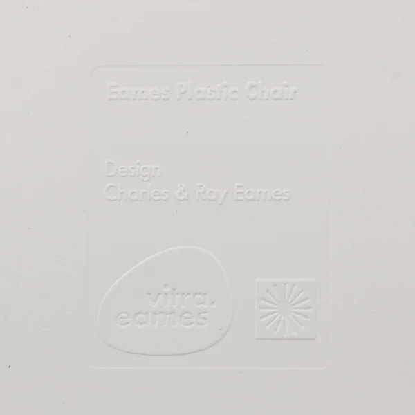 La veinure du bois de la réédition de la chaise Eames Plastic Side Chair DSW détaillée.