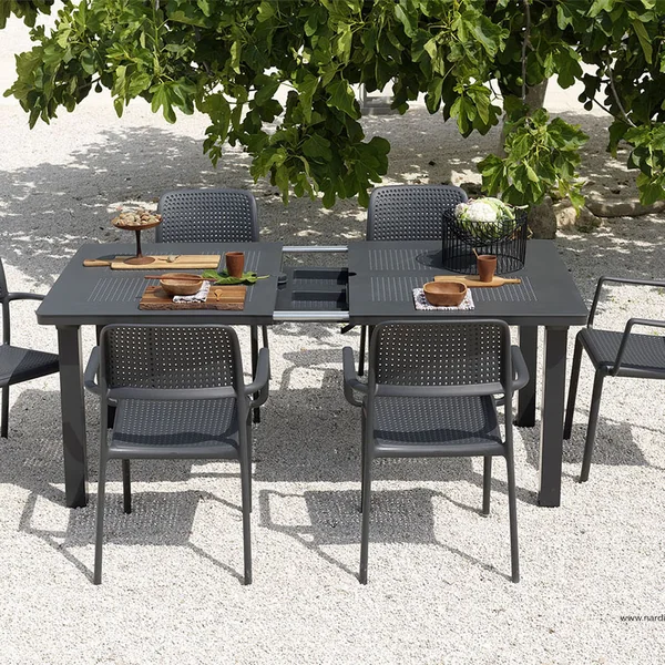 La table à rallonges Libeccio de Nardi dans le jardin
