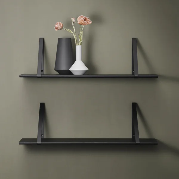 Vases Sculpt sur les étagères Shelf Hanger