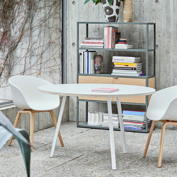 About A Chair AAC 22 avec table Loop Stand en rond de Hay
