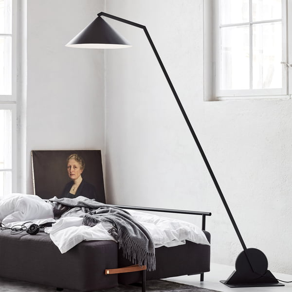 Le lampadaire Northern - Gear à côté du lit