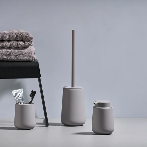 Nova One Brosse à WC et Nova One Distributeur de savon de Zone Denmark