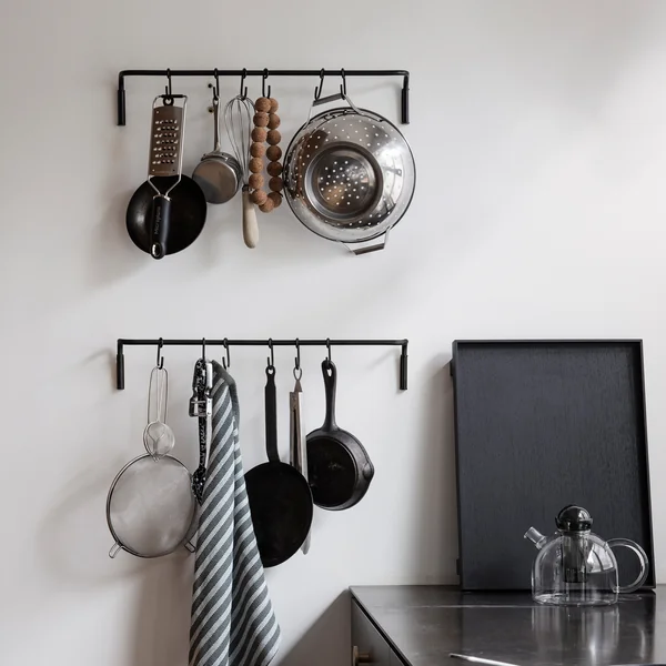 Bar de cuisine avec 6 crochets de Ferm Living en noir