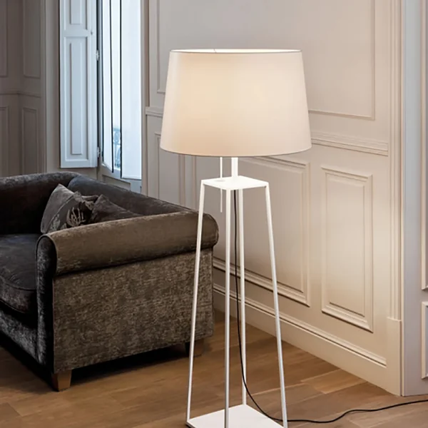 Tiffany 1 Lampadaire de Carpyen en blanc dans le salon