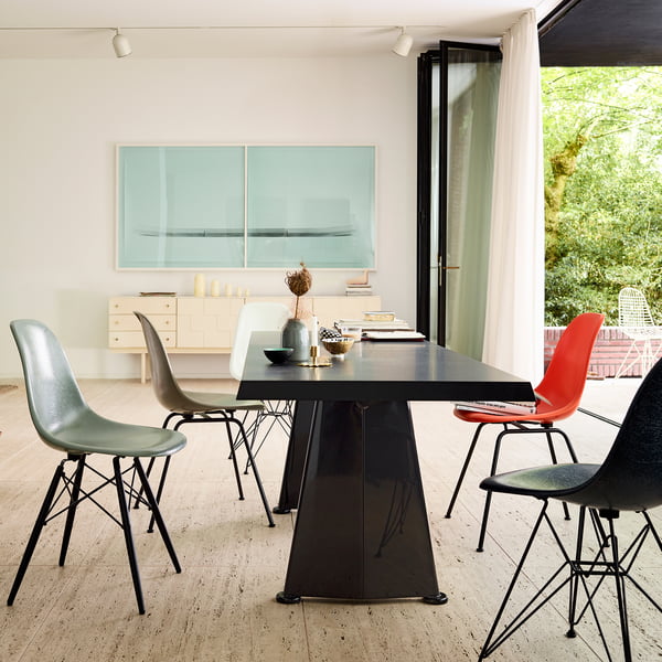 Eames Fiberglass Side Chair de Vitra à la table de la salle à manger
