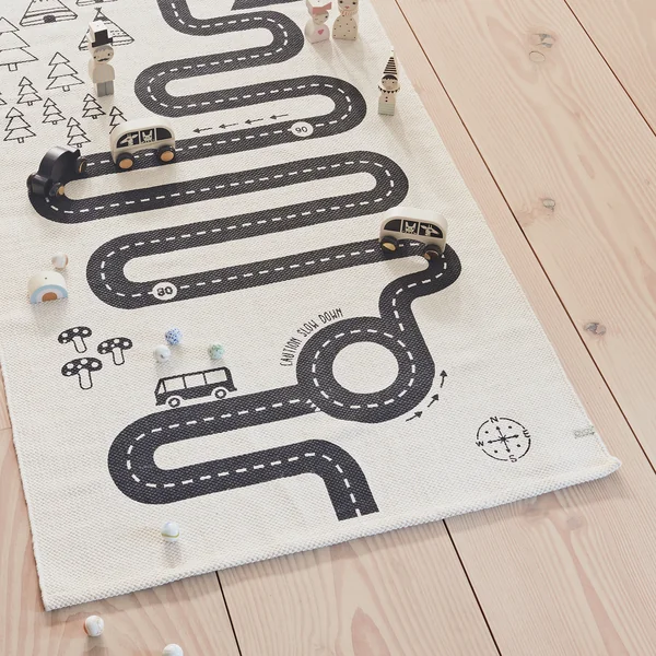 Tapis de jeu aventure 180 x 70 cm de OYOY en noir / blanc