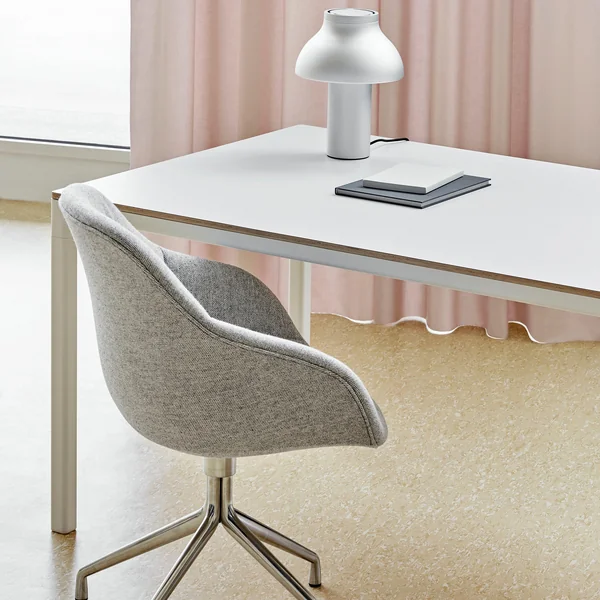 About A Chair AAC 121 de HAY au bureau