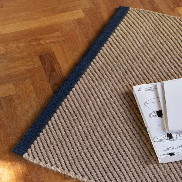 Bias tapis, cappuccino de HAY .