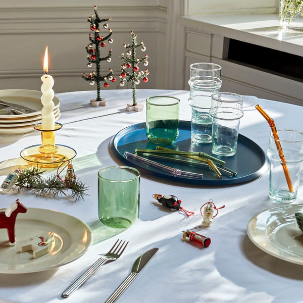 Pailles, verres à boire et bougeoirs de Hay sur une table décorée pour Noël