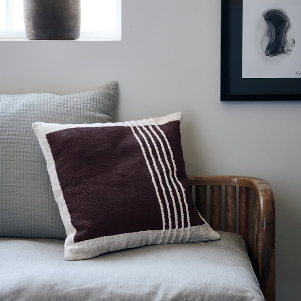 La taie d'oreiller Yarn, marron par House Doctor comme oreiller décoratif sur le canapé