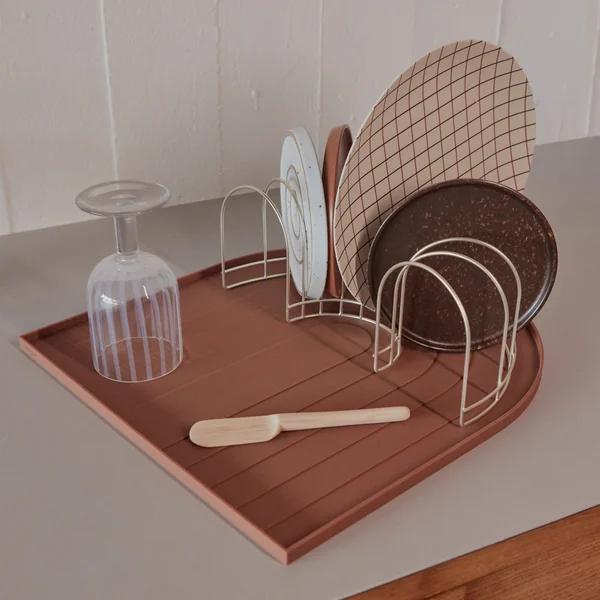 Le tapis d'égouttage OYOY et la grille de l'unité de cuisine