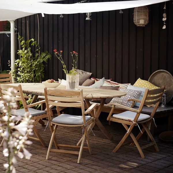 Table en teck sur la terrasse