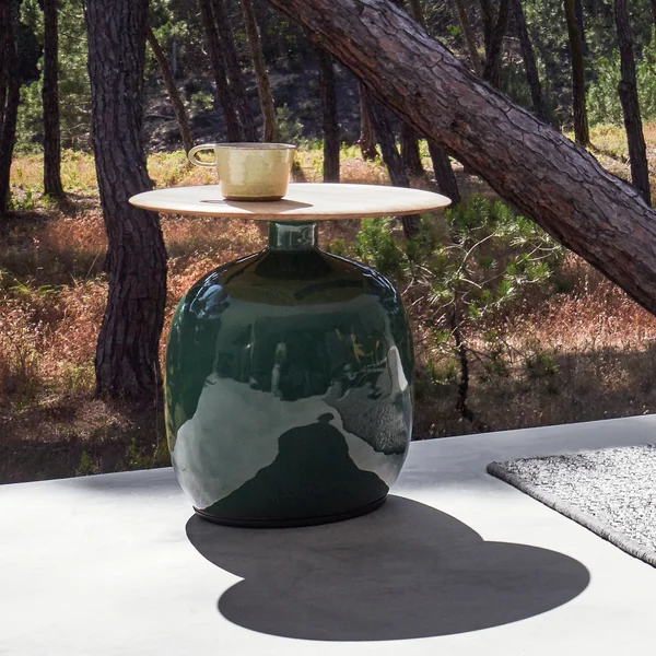 La table d'appoint Blow de Gloster , qui attire l'attention sur la terrasse