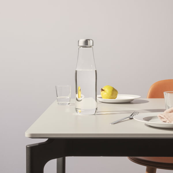 Une carafe en verre minimaliste pour chaque repas