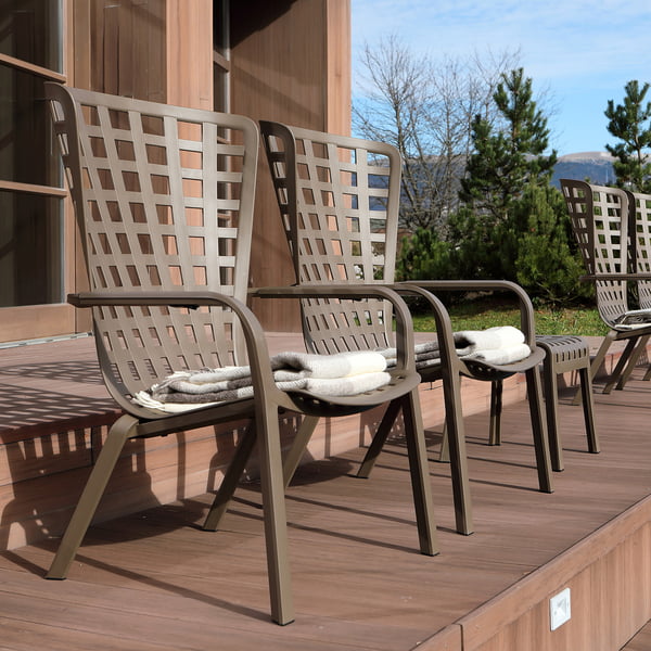 Plusieurs chaises d'extérieur Folio de Nardi sur une terrasse en bois