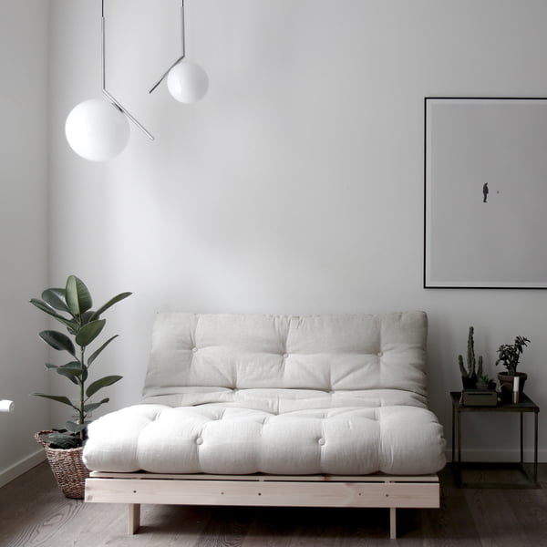 Le site Roots Canapé-lit de Karup Design dans une chambre minimaliste