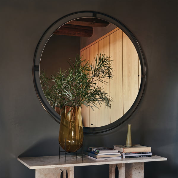 Le miroir Nimbus dans le couloir en combinaison avec le vase Echasse de Audo